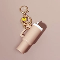 Llavero mini vaso beige con colgante de mariposa amarilla y clip dorado - Mariposa Beige