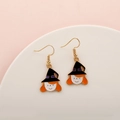 Halloween kleine Hexe Ohrhänger in Schwarz und Lila auf einem weißen Tablett - Cartoon Hexe