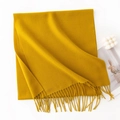 Sciarpa gialla tinta unita effetto cashmere con frange su sfondo decorativo bianco - Senza Etichetta / Palma d'Oro
