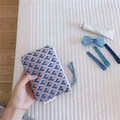 Détail de la mini pochette en toile jacquard à motifs et étiquette simple wish - Bleu