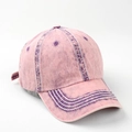 Dettaglio cappello da baseball in cotone lavato rosa con cuciture bianche sulla visiera - Rosa