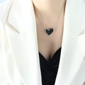 Collar con colgante de corazón negro en acrílico y cadena plateada para estilo moderno - Collar de Corazón Color Acero (P1423)