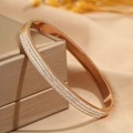 Elegante brazalete de acero de titanio oro rosa con tres filas de cristales brillantes - Brazalete Oro Rosa Completamente con Circonitas