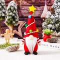 Détail d'un gnome de Noël avec chapeau rouge à étoile et barbe blanche pour décoration - Rouge