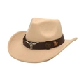 Détail d'un chapeau de cow-boy en feutre beige avec bande en cuir brun et ornement tête de taureau - M (56-58cm) / Beige
