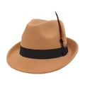 Vue détaillée d'un chapeau fedora en laine camel avec ruban noir et plume décorative - Camel