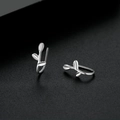 Pendientes de hoja de ginkgo en plata de ley S999 con acabado metálico sobre fondo negro - Material Plata S999 / Pendientes de triple hoja