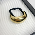 Primer plano de un coletero minimalista de metal dorado en forma de luna creciente - Versión Ancha / Dorado Ancho
