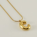 Colgante dorado con letra C en una elegante cadena de serpiente para mujer - Letra C / Dorado