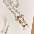 Détail de perles en cristal facetté et chaîne dorée avec boucles antidérapantes - Blanc avec Nœud