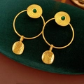 Dettaglio di orecchini vintage in oro con pietra malachite su velluto verde scuro - Oro-Verde (Perno in argento)