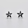 Detailaufnahme der fünfblättrigen Blumenohrstecker mit schwarzen Zirkonia in Silberfassung - Platin Schwarz Zirkonia