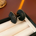 Makro-Detail schwarzer geflochtener Creolen mit Golddraht in einer Schmuckschatulle - 3# Gold Schwarz Gewinde