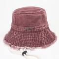 Dettaglio cappello alla pescatora in denim bordeaux lavato con bordi sfilacciati e lacci - M (56-58cm) / Borgogna