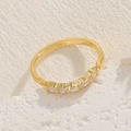 Anello geometrico placcato oro 14K con cinque zirconi tondi scintillanti in fila - US 7 / Zirconia Bianca (JZ0243)