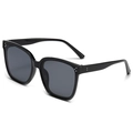 Klassische schwarze quadratische Oversize-Sonnenbrille mit silbernen Vierpunkt-Nieten von der Seite - Glänzendes Schwarz Rahmen Graue Linse