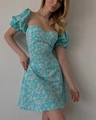 Détails des manches bouffantes et du décolleté en cœur de cette robe fleurie bleue - S / Bleu lac