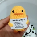 Handgefertigte gehäkelte gelbe Ente mit Inspirationskarte für positiven Stressabbau - Mini Gelbe Ente