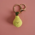 Porte-clés poire fait main en crochet vert clair avec visage mignon et anneau doré - Poire