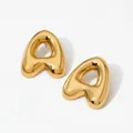 Gouden dikke letter A oorbellen met gepolijste metalen afwerking en stoere minimalistische stijl - Goud (KD3289)