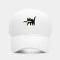 Gros plan d'une casquette blanche avec broderie détaillée d'un chat noir tenant un couteau - Blanc