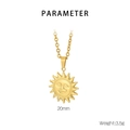 Dettaglio macro del ciondolo sole da 20 mm placcato oro 18 carati con viso inciso - Viso di Sole Dorato Solo ciondolo (senza catena) (KP100725-Z)