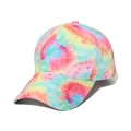 Gros plan des motifs tie-dye 3D colorés sur la calotte d'une casquette de baseball - Tie-Dye Multicolore Vif (Rose Jaune Vert Bleu Violet)
