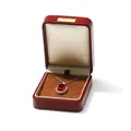 Scatola per gioielli in pelle PU rossa per collane con fodera in raso e dimensioni - Scatola per pendenti (Scatola per gioielli in pelle PU con cupola e targhetta dorata) / Borgogna