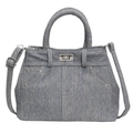 Detailansicht der blauen Denim-Handtasche mit silbernem Drehverschluss und Nieten - Handtasche / Retro-Denim