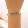 Nahaufnahme von Silberarmband mit bunten Edelsteinen und sternförmigen Hohlmustern - Silberner Mehrfarbiger Sternstil (A-393)