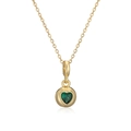 Gros plan d'un collier doré avec pendentif circulaire et pierre précieuse verte en cœur - Cœur / Vert