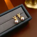18k vergoldete Perlenohrringe mit Zirkonia-Kreuzdesign in einer grauen Schmuckschatulle - Graue Perle Goldrand (S925 Silbernadel)