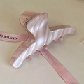 Grande pince à cheveux élégante en acétate rose nacré avec finition brillante - Style Barre / Rose Horizontal