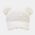 Dettaglio della texture in peluche bianco e delle orecchie da orso sul berretto - Regolabile / Bianco
