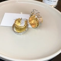 Detail von klobigen Creolen in Gold und Silber mit strukturierter Knitteroptik Metall - Stil 5 Gold und Silber Gefaltet - Silver Earring Post