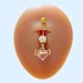 Macro di piercing all'ombelico dorato con gemma a cuore rosa e ali dorate su modello in silicone - Cuore Alato Rosa (#11)