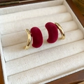 Elegante goldene C-Form-Ohrringe mit weinroter Beflockung in einer Luxus-Schmuckbox - Weinrote beflockte sichelförmige Ohrringe mit Colorblocking (16# Silber Ohrringpfosten - Gold - Rot)