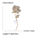Elegante spilla a rosa con strass e perla, mostra dimensioni di 7 cm per accessori - Oro