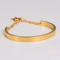 Detalle de brazalete dorado con estrellas grabadas, cierre de cadena y colgante de estrella - Dorado