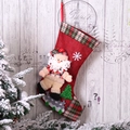 Dettaglio calza di Natale rossa con Babbo Natale 3D e fiocco di neve su legno - Babbo Natale / Rosso
