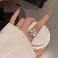 Eleganter Ring mit weißer Kamelie und Perle auf vergoldeter Schiene am Finger - Gold Kamelie Perle (J905)