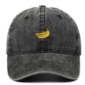 Primer plano del bordado de plátano amarillo en una gorra de béisbol de tela vaquera negra - Negro