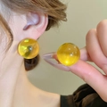 Boucle d'oreille sphérique jaune transparente en résine claire pour un look frais - Boucles d'oreilles puces boules en résine transparente jaune
