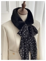 Zwart-witte polka dot sjaal met kraag van imitatiebont op tweed jas - Zwarte Polkadot