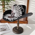 Cappello da cowboy nero con ricamo chitarra e catena su supporto in legno - M (56-58cm) / Nero Motivo Chitarra