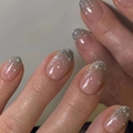 Uñas postizas French de purpurina plateada con estrellas blancas en base rosa - Estilo Estrella de Purpurina Plateada con Degradado Rosa (JP2545)