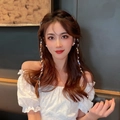 Elegante fermaglio per capelli con perle e nappe lunghe indossato da una modella per un look chic - 2pcs Catene di perle di cristallo a 4 file