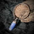 Dettaglio del ciondolo in bronzo vintage martellato con cristallo blu su corteccia - Cianite (Forma Casuale)