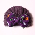 Detalle de gorro de punto para bebé con tela morada y lazo con diseño de calabaza y murciélago - Talla única / Púrpura Taro
