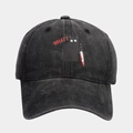 Détail de la broderie chat noir avec couteau sur une casquette de baseball grise délavée - Réglable / Noir